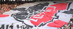 Torcida abre bandeira do Santa Cruz no estádio do Arruda – CoralNet Torcida abre bandeira do Santa Cruz no estádio do Arruda – CoralNet