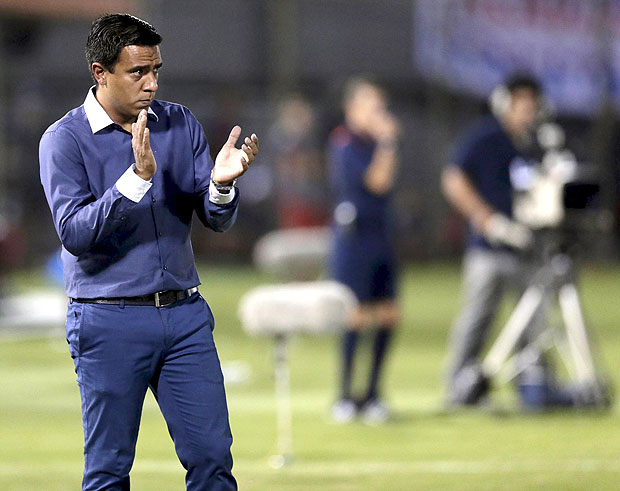 O treinador Csar Faras durante partida contra o Cobresal (CHI), quando ainda comandava o Cerro Porteo (PAR)