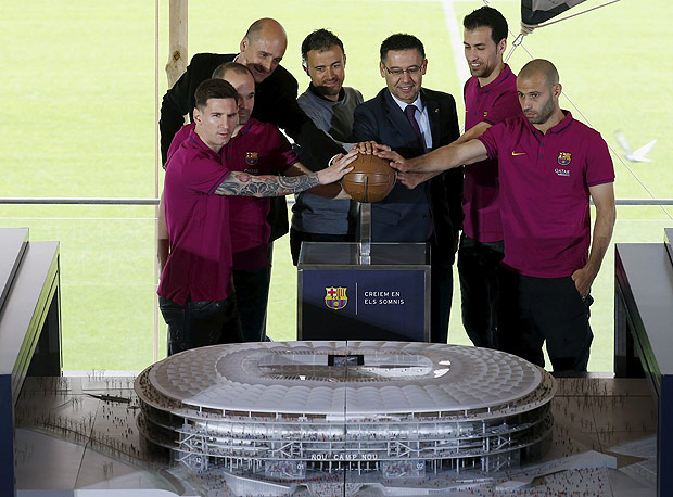 Jogadores do Barcelona durante a apresentao da maquete do novo estdio do Barcelona