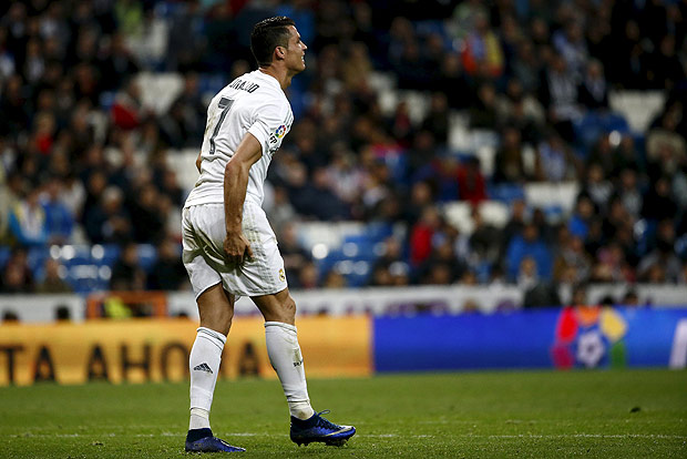 Cristiano Ronaldo coloca a mo na coxa durante jogo do Real Madrid contra o Villarreal