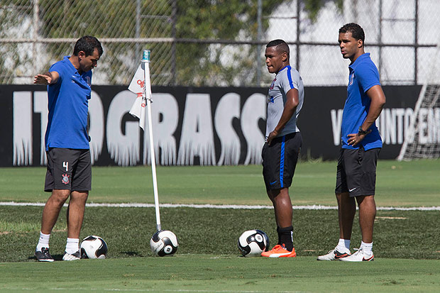 Alan Mineiro (centro) durante treino do Corinthiasn
