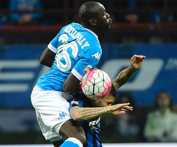 Mauro Icardi, da Inter de Milo, disputa bola com Kalidou Koulibaly, do Napoli, em jogo do Italiano