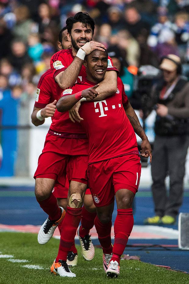 O brasileiro Douglas Costa � abra�ado por companheiro ap�s fazer o segundo gol do Bayern