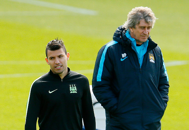 Football Soccer - Manchester City Training - City Football Academy - 25/4/16 Manchester City's Sergio Aguero and manager Manuel Pellegrini during training Action Images via Reuters / Jason Cairnduff Livepic EDITORIAL USE ONLY. ORG XMIT: UKYg3a