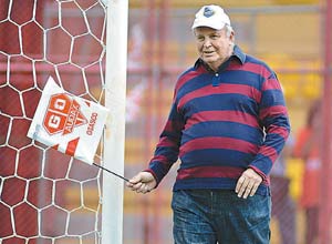 Mario Teixeira, homem forte do Audax, caminha no estádio José Liberatti – Renato Silvestre - 23.mar.2014/Folhapress Mario Teixeira, homem forte do Audax, caminha no estádio José Liberatti – Renato Silvestre - 23.mar.2014/Folhapress