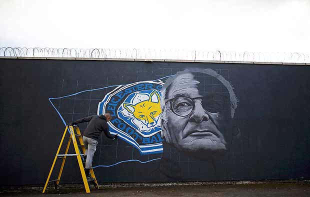 Artist Richard Wilson spray paints a mural of Leicester City manager Claudio Ranieri in Leicester, Britain April 29, 2016. REUTERS/Darren Staples ORG XMIT: DST01