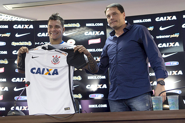 O diretor de futebol do clube, Eduardo Ferreira (dir.), apresenta o jogador Giovanni Augusto