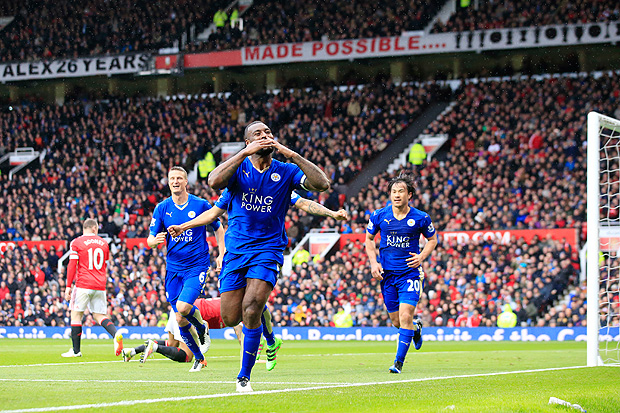 O zagueiro Wes Morgan (c) comemora gol do empate do Leicester