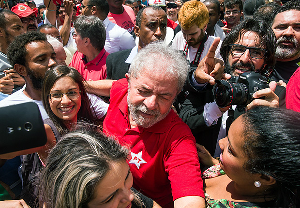 SAO PAULO, SP, BRASIL, 05.03.16 12H30 Lula desce para falar com manifestantes na porta da sua casa. (Foto: Marcus Leoni / Folhapress, FOTO)