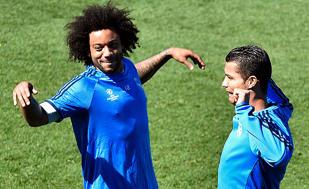 Real Madrid's Portuguese forward Cristiano Ronaldo (R) jokes with Real Madrid's Brazilian defender Marcelo during a training session at Valdebebas training ground in Madrid on May 3, 2016, on the eve of the UEFA Champions League semi-final second leg football match between Real Madrid CF and Manchester City. / AFP PHOTO / GERARD JULIEN ORG XMIT: GJ5610