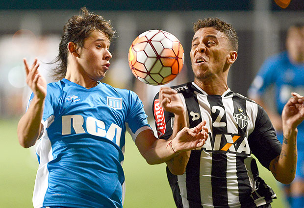 Oscar Romero of Argentina’s Racing Club, left, fights for the ball with Marcos Rocha of Brazil's Atletico Mineiro during a Copa Libertadores soccer match in Belo Horizonte, Brazil, Wednesday, May 4, 2016. (AP Photo/Eugenio Savio) ORG XMIT: XSI109