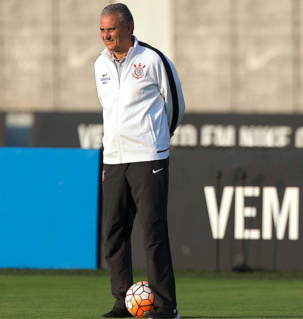 O tcnico Tite durante um treino do Corinthians