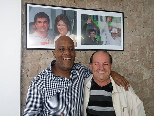 Manoel Ramos Evangelista, o Man da Carne, e Andr Nego posam para foto; ao fundo, quadro mostra Andrs Sanchez