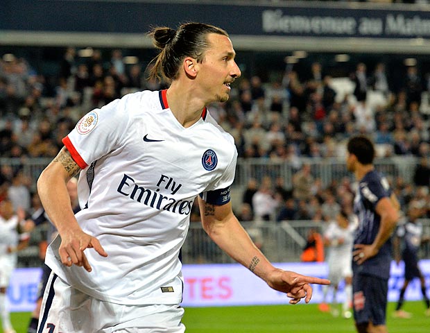 O atacante Zlatan Ibrahimovic comemora um gol pelo Paris Saint-Germain