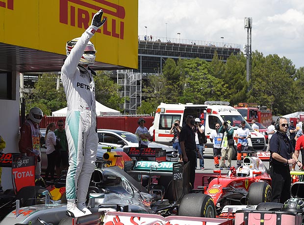 O ingls Lewis Hamilton comemora a pole para o GP da Espanha