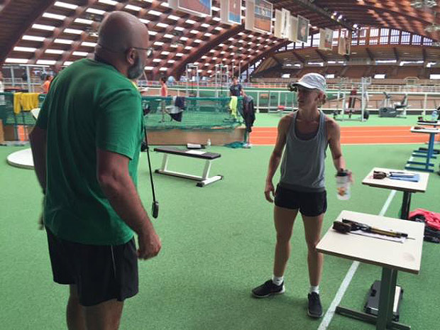 Yane Marques do pentatlo moderno treina em Paris visando Olimpadas,a pentatleta analisa seus treinos com o treinador Alexandre Frana. 