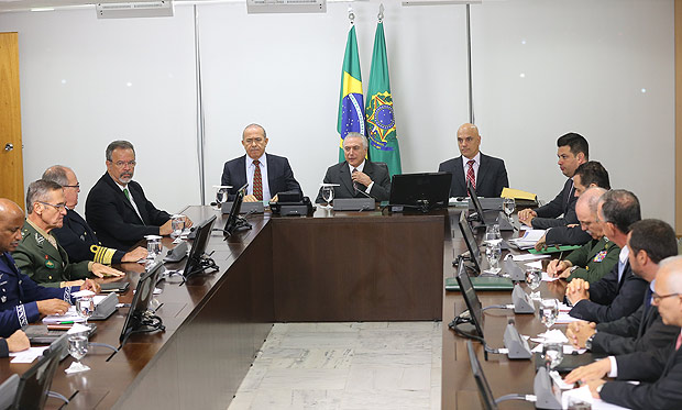 O presidente interino, Michel Temer, em reunio ao lado dos ministros Eliseu Padilha (Casa Civil) e Alexandre de Moraes (Justia)