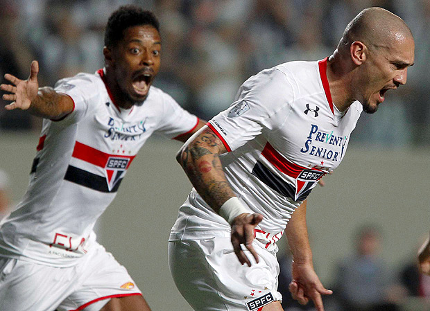 Maicon comemora seu gol contra o Atltico-MG, pelas quartas de final da Libertadores