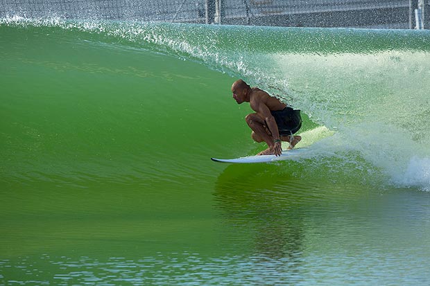 Slater surfa no prottipo de ondas artificiais, criado por sua equipe