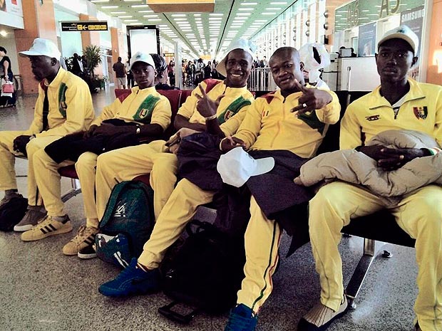 Youssouf [segundo da direita pra esquerda] com os colegas no aeroporto antes de embarcar para o Brasil.