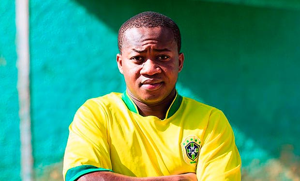 O guineense Youssouf Barry, 18, recebeu a promessa de que jogaria no So Paulo e, depois de pagar o empresrio, foi abandonado no ABC paulista. 