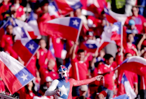(150704) -- SANTIAGO, julio 4, 2015 (Xinhua) -- Un aficionado de Chile, anima previo al partido Final de la Copa Amrica Chile 2015 entre Chile y Argentina, celebrado en el Estadio Nacional, en Santiago, Chile, el 4 de julio de 2015. 