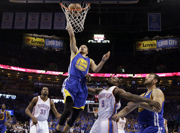 Stephen Curry, do Golden State Warriors, faz bandeja em partida contra o Oklahoma City Thunder