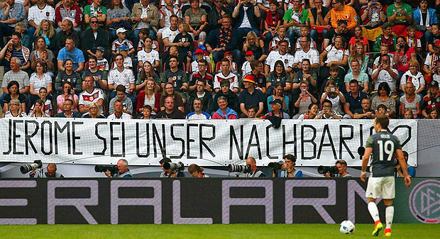 Torcedores alemes pedem ao defensor do Bayern: "Jrme, seja nosso vizinho" Crdito: Reuters/M. Dalder 