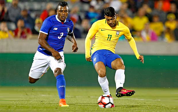 Gabriel finaliza durante jogo da seleo brasileira contra o Panam 