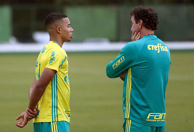 Cuca e Gabriel Jesus conversam em treino do Palmeiras