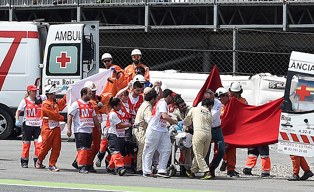 TOPSHOT - SAG Team Moto2 Spanish rider Luis Salom is evacuated by medical personnel after resulting injured in an accident at the Catalunya racetrack in Montmelo, near Barcelona, on June 3, 2016, during the Catalunya Moto GP Grand Prix second Free Practice session. / AFP PHOTO / JOSEP LAGO ORG XMIT: JL019