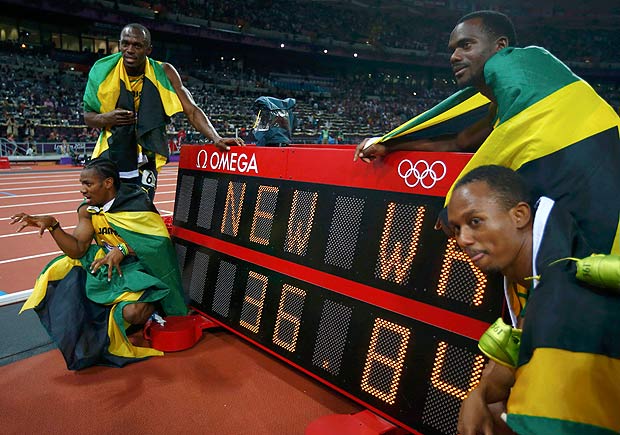 Equipe da Jamaica comemora recorde mundial em 2012 com Usain Bolt, Yohan Blake, Nesta Carter (acima,  dir.) e Michael Frater