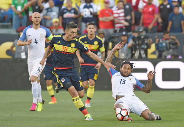 Colombia's Daniel Torres(16) vie for the ball with USA's Jermaine Jones during the Copa America Centenario football tournament in Santa Clara, California, United States, on June 3, 2016. / AFP PHOTO / MARK RALSTON