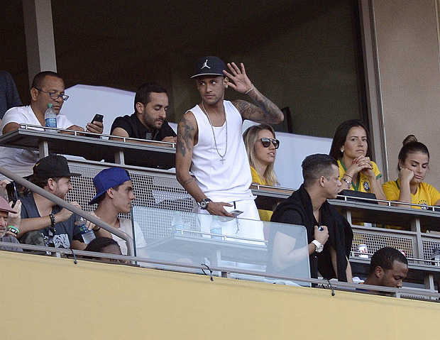 Fora da Copa Amrica, Neymar acompanha jogo da seleo contra o Equador