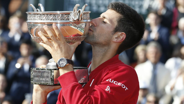 (160606) -- PARIS, June 6, 2016 (Xinhua) -- Novak Djokovic of Serbia kisses the champion trophy during the awarding ceremony for the men's singles final at the 2016 French Open tennis tournament in Paris, capital of France, on June 5, 2016. Djokovic claimed the title of the event after beating Andy Murray of Britain in the final 3-1. (Xinhua/Ye Pingfan)
