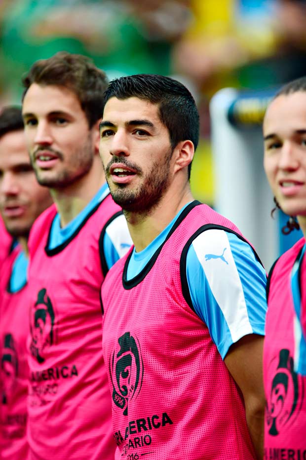 Surez e os jogadores do Uruguai durante a execuo do hino nacional