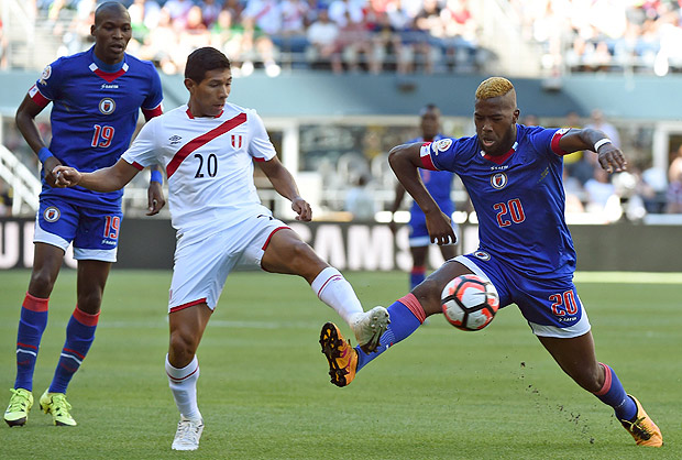 Duckens Nazon (dir.), do Haiti, durante jogo contra o Peru