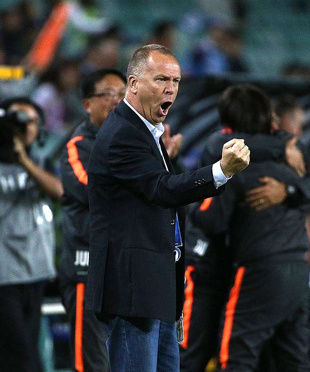 Shandong Luneng Taishan FC's coach Mano Menezes pumps his fist after they scored against Sydney FC during their AFC Champions League soccer match in Sydney, Australia, Wednesday, May 25, 2016. (AP Photo/Rob Griffith) ORG XMIT: XRG104