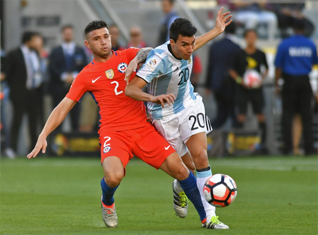 Gaitan (dir.), da Argentina, disputa bola com Mena, do Chile