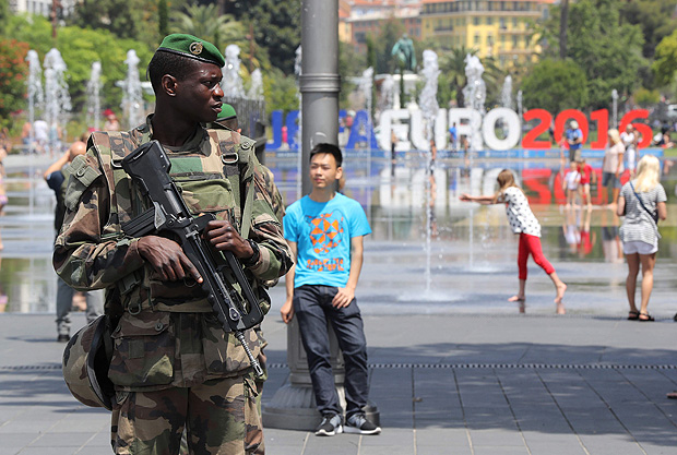 French soldiers patrol in the fan zone in Nice, southeastern France, on June 8, 2016, two days before the start of the Euro 2016 football championship, to be held in France from June 10 till July 10, 2016. Organisers of Europe's four-yearly football extravaganza already face security jitters and Britain joined the United States in warning the tournament could be a target for terror attacks. / AFP PHOTO / VALERY HACHE ORG XMIT: VH20076