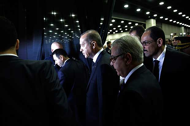 Recep Tayyip Erdogan, presidente da Turquia, compareceu na vspera ao velrio e depois decidiu no participar do funeral