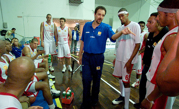 Marcel orienta jogadores do So Bernardo em 2004
