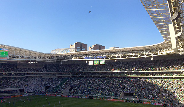 Drone identificado com smbolo de torcida organizada do Corinthians sobrevoa estdio do Palmeiras na hora do clssico