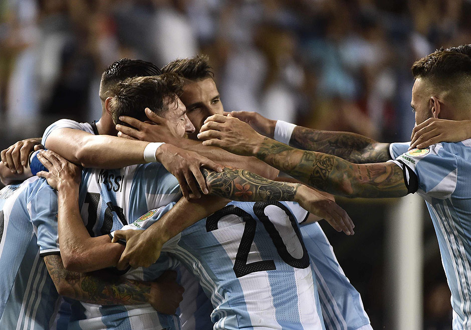Jogadores da Argentina comemoram um gol contra o Panam, pela Copa Amrica Centenrio