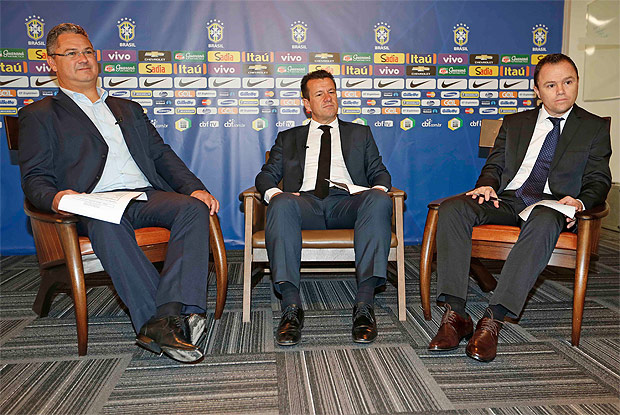 Rogrio Micale (esq.), Dunga e o auxiliar do treinador, Andrey Lopes, durante conversa na sede da CBF 