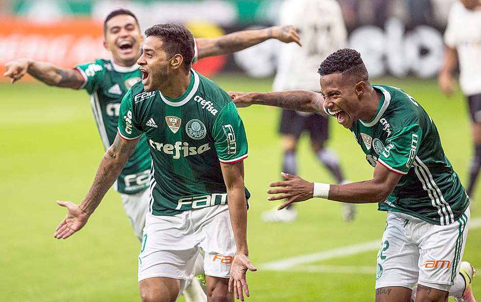Cleiton Xavier (centro) comemora com Tch Tch (dir.) o seu gol de cabea contra o Corinthians