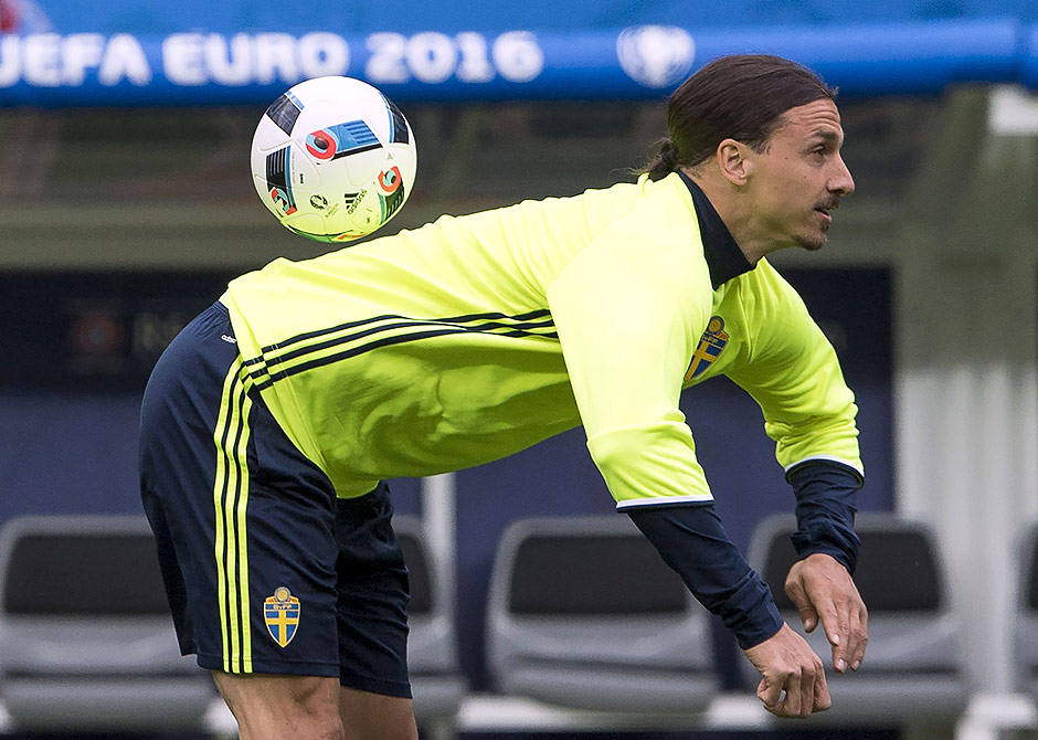 O atacante Zlatan Ibrahimovic brinca com a bola durante um treino da seleo sueca