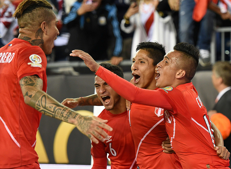 Jogadores do Peru comemoram gol contra o Brasil na Copa Amrica Centenrio
