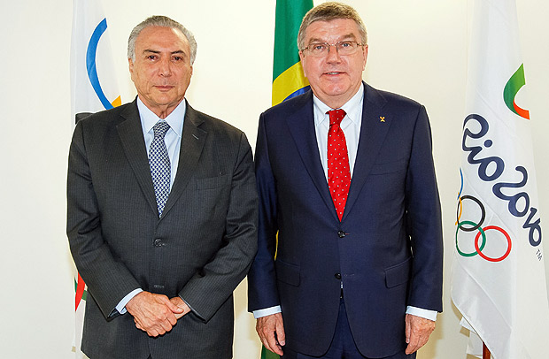 Handout picture released by the Brazilian Presidency showing Brazilian acting President Michel Temer (L) and the President of the International Olympic Committee Thomas Bach shaking hands during a visit to the Olympic Park where the Olympic Games Rio 2016 will take place, in Rio de Janeiro, Brazil on June 14, 2016 / AFP PHOTO / BRAZILIAN PRESIDENCY / BETO BARATA / RESTRICTED TO EDITORIAL USE - MANDATORY CREDIT "AFP PHOTO /PRESIDENCIA/BETO BARATA" - NO MARKETING NO ADVERTISING CAMPAIGNS - DISTRIBUTED AS A SERVICE TO CLIENTS ORG XMIT: ESA1242