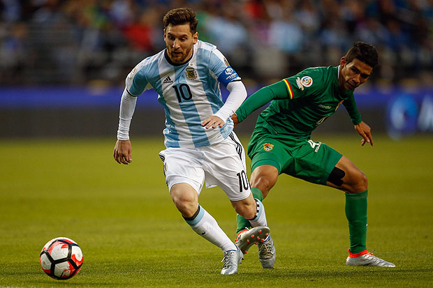 Messi durante jogo entre Argentina e Bolvia
